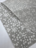 Beschichtete Baumwolle grau mit Blumen 0,5 m