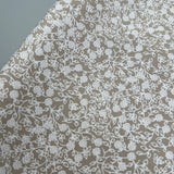 Baumwollpopeline Beige mit weißen Streublumen 0,5m